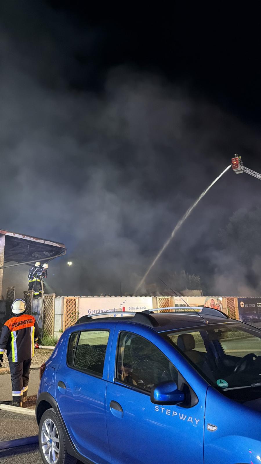 Brand in Maschinenhalle auf dem Golfplatz von Gerolsbach — Bild 19 von 20