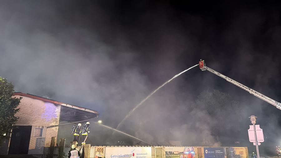 Brand in Maschinenhalle auf dem Golfplatz von Gerolsbach — Bild 20 von 20