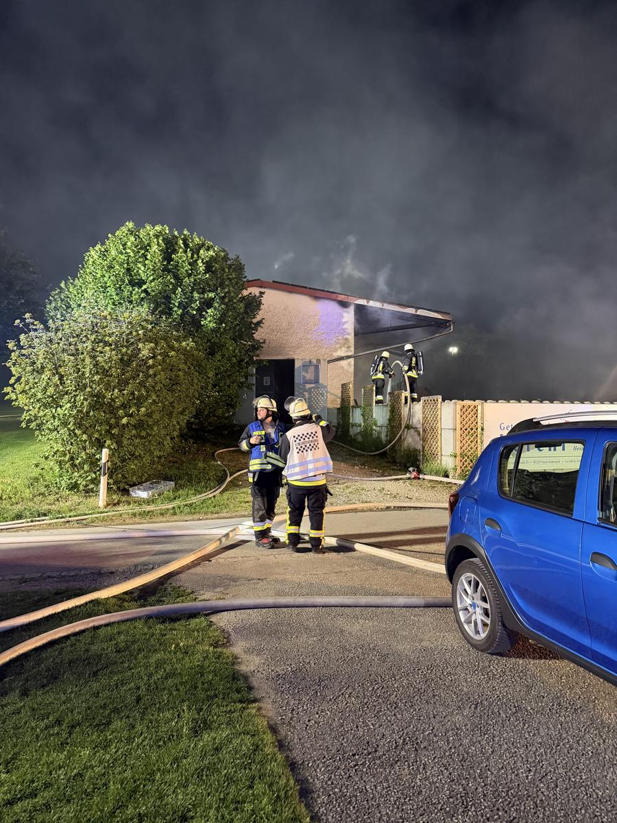 Brand in Maschinenhalle auf dem Golfplatz von Gerolsbach — Bild 18 von 20