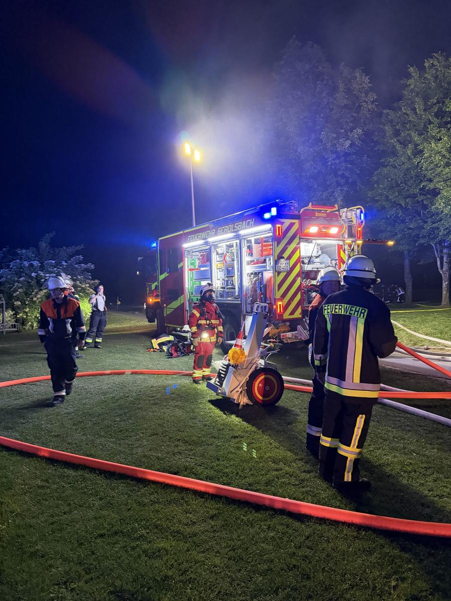 Brand in Maschinenhalle auf dem Golfplatz von Gerolsbach — Bild 17 von 20