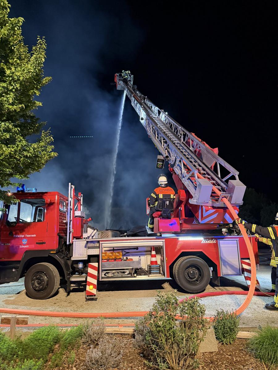 Brand in Maschinenhalle auf dem Golfplatz von Gerolsbach — Bild 15 von 20