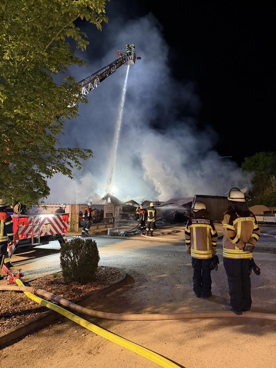 Brand in Maschinenhalle auf dem Golfplatz von Gerolsbach — Bild 13 von 20