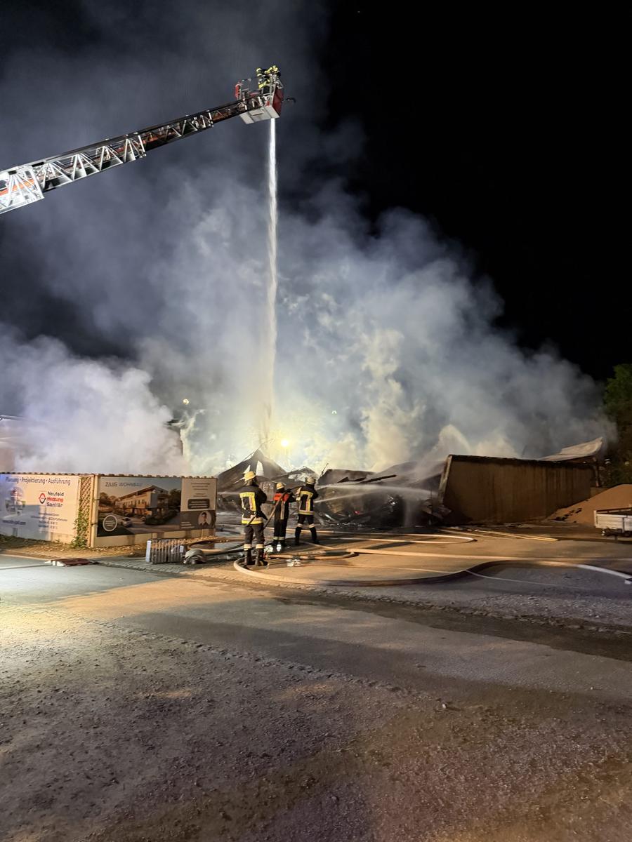 Brand in Maschinenhalle auf dem Golfplatz von Gerolsbach — Bild 12 von 20