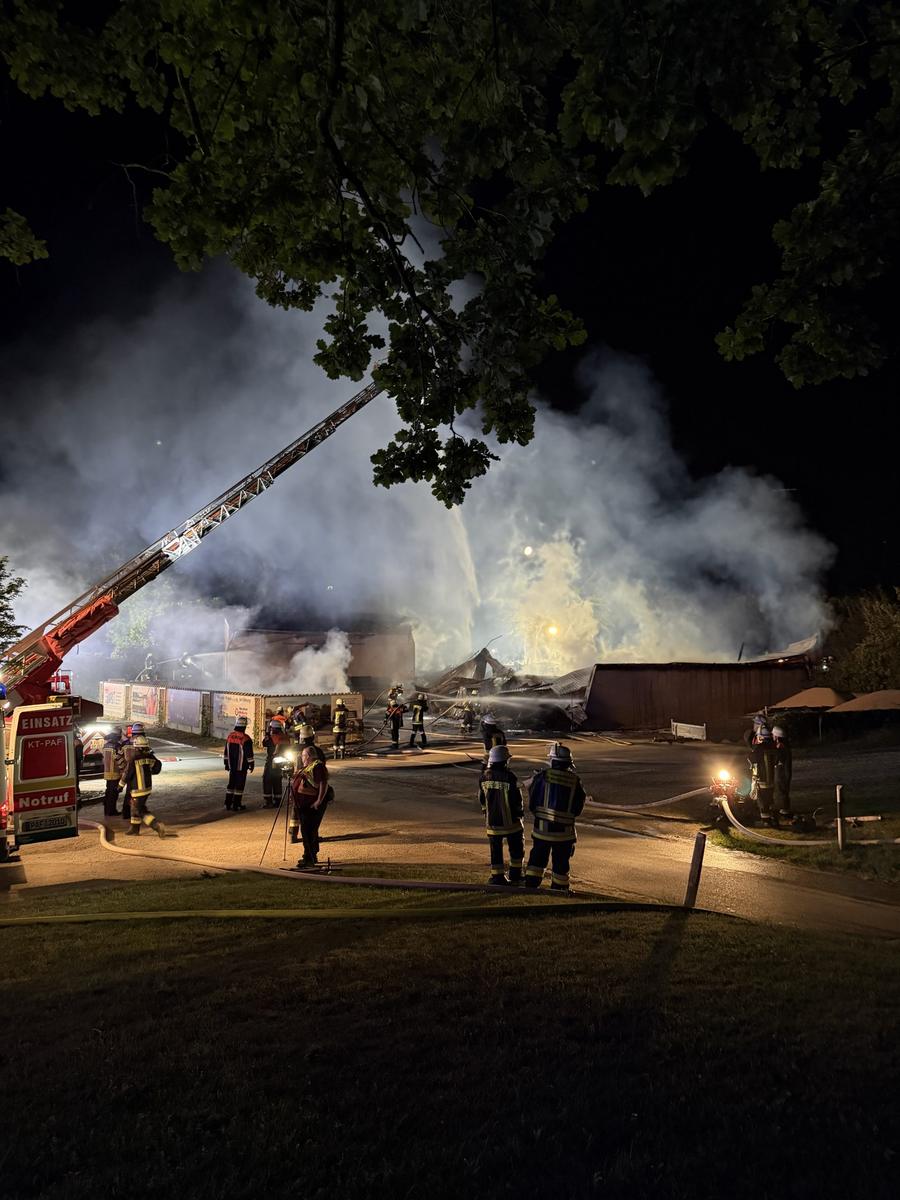 Brand in Maschinenhalle auf dem Golfplatz von Gerolsbach — Bild 11 von 20