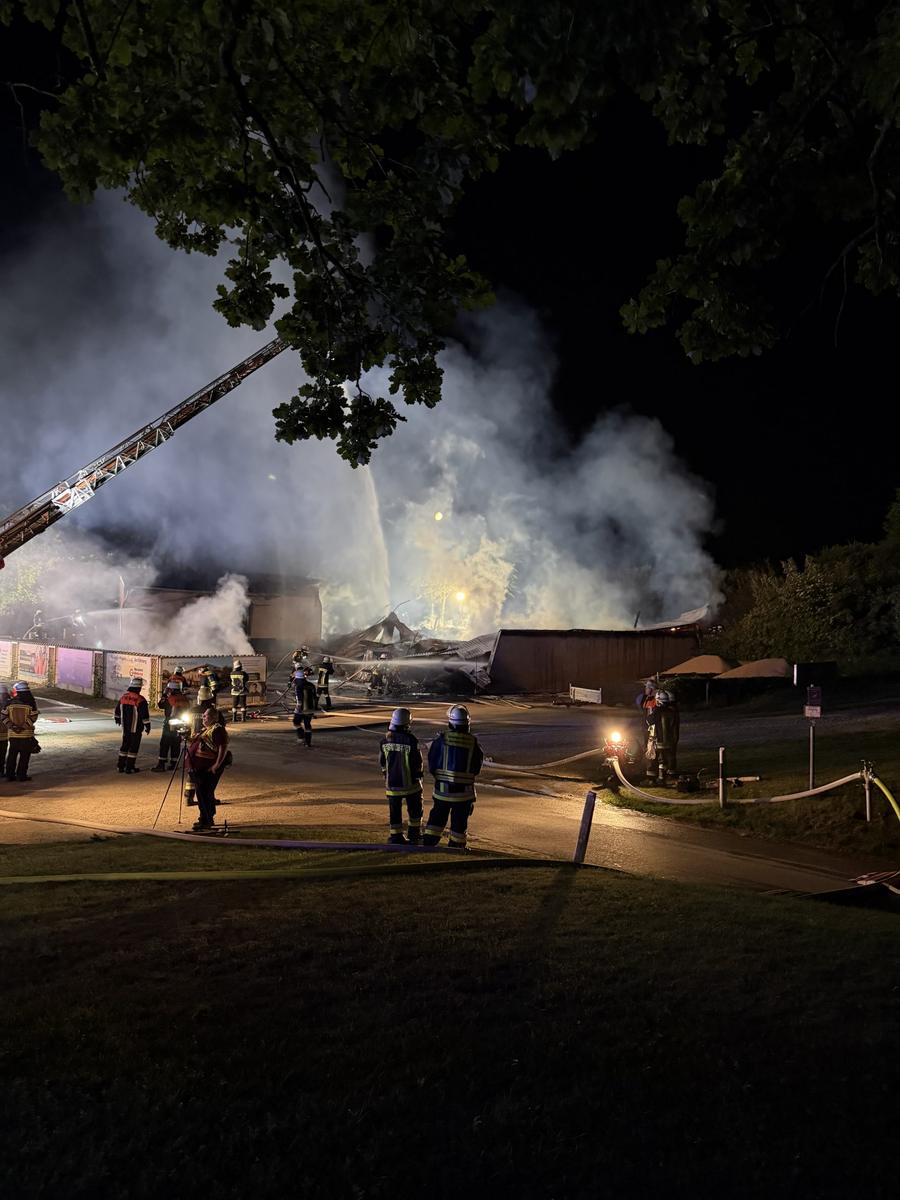 Brand in Maschinenhalle auf dem Golfplatz von Gerolsbach — Bild 10 von 20