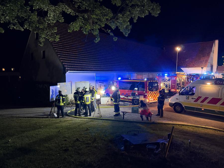 Brand in Maschinenhalle auf dem Golfplatz von Gerolsbach — Bild 9 von 20