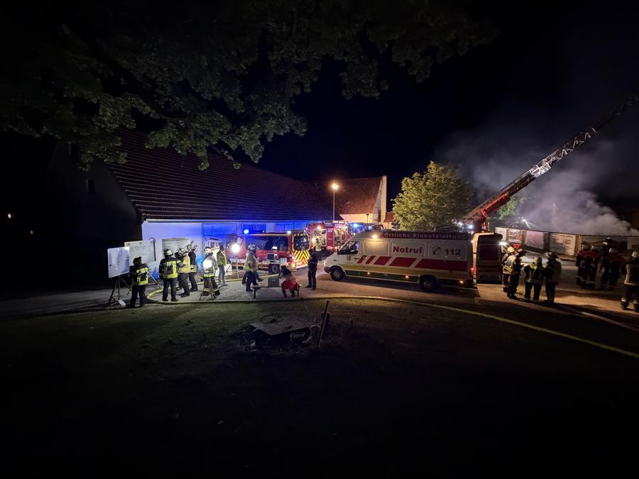 Brand in Maschinenhalle auf dem Golfplatz von Gerolsbach — Bild 8 von 20
