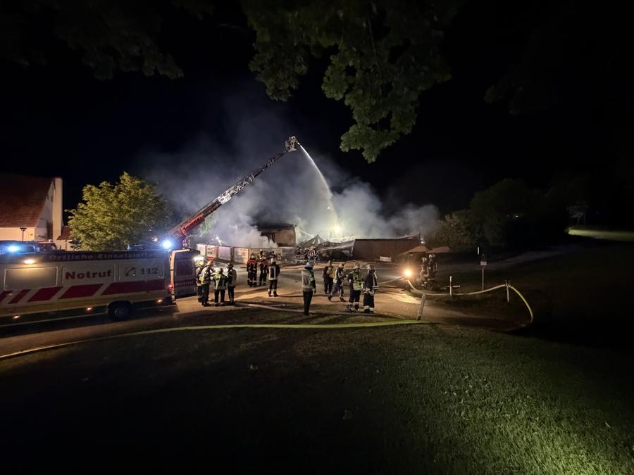 Brand in Maschinenhalle auf dem Golfplatz von Gerolsbach — Bild 7 von 20