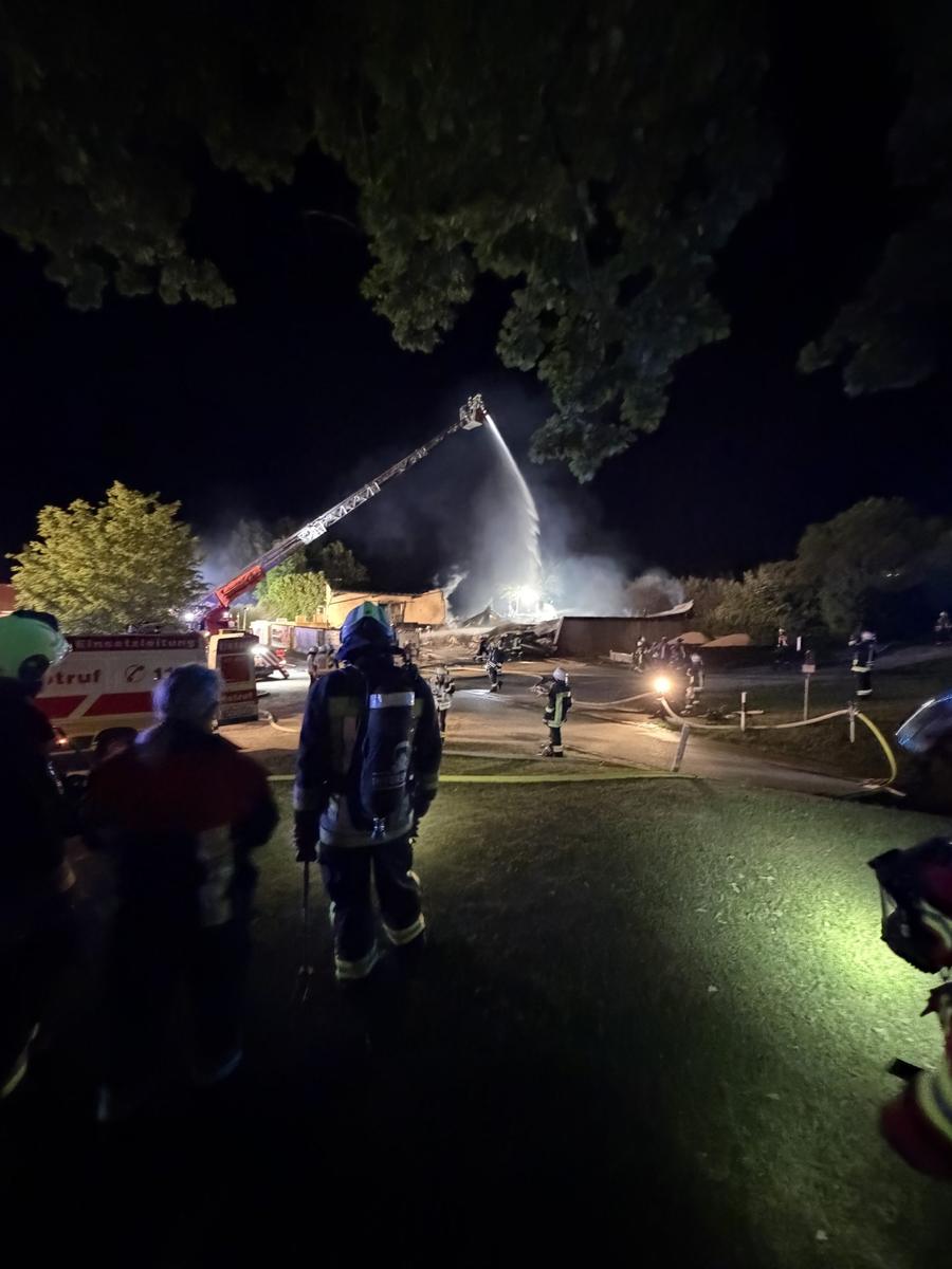 Brand in Maschinenhalle auf dem Golfplatz von Gerolsbach — Bild 6 von 20