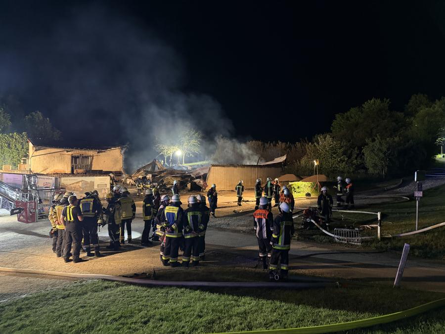 Brand in Maschinenhalle auf dem Golfplatz von Gerolsbach — Bild 3 von 20