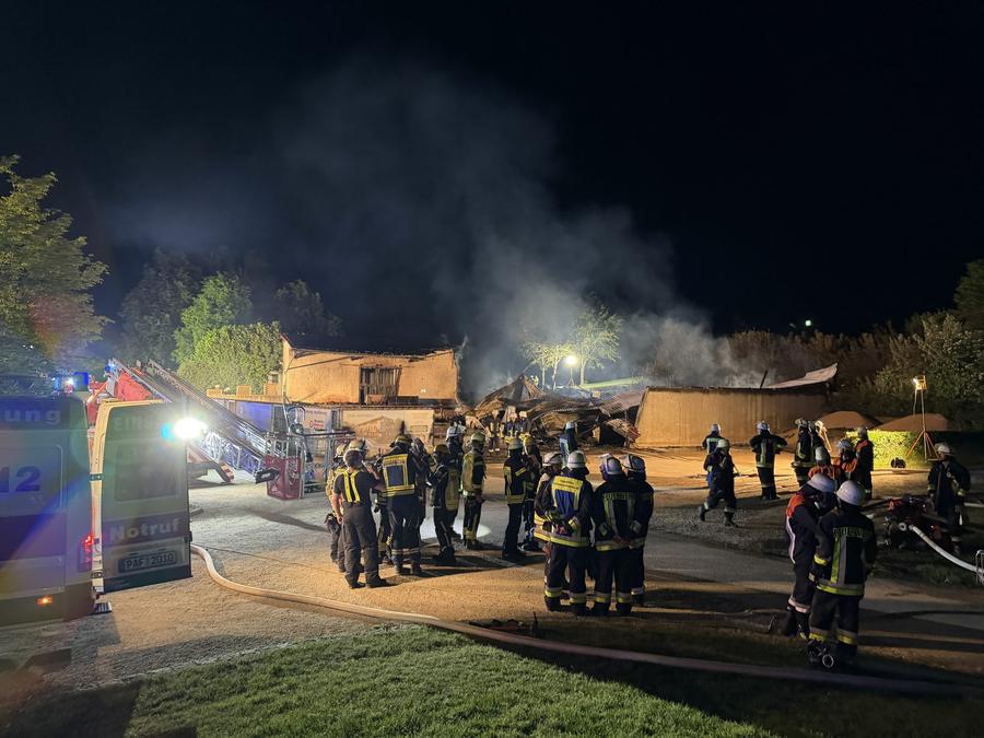 Brand in Maschinenhalle auf dem Golfplatz von Gerolsbach — Bild 2 von 20