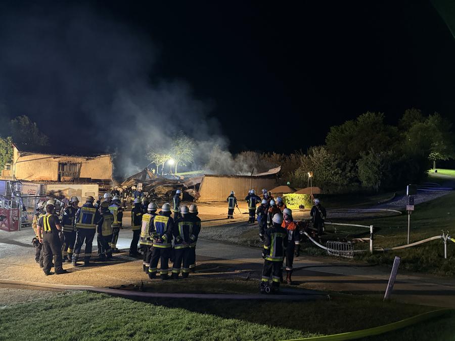 Brand in Maschinenhalle auf dem Golfplatz von Gerolsbach — Bild 1 von 20