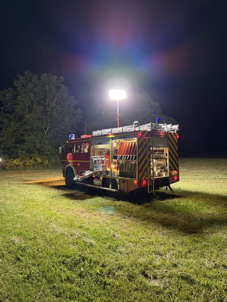 Löschgruppenfahrzeug LF 8/6 der Freiwilligen Feuerwehr Langwaid bei Nacht, mit ausgefahrenem Leuchtballon