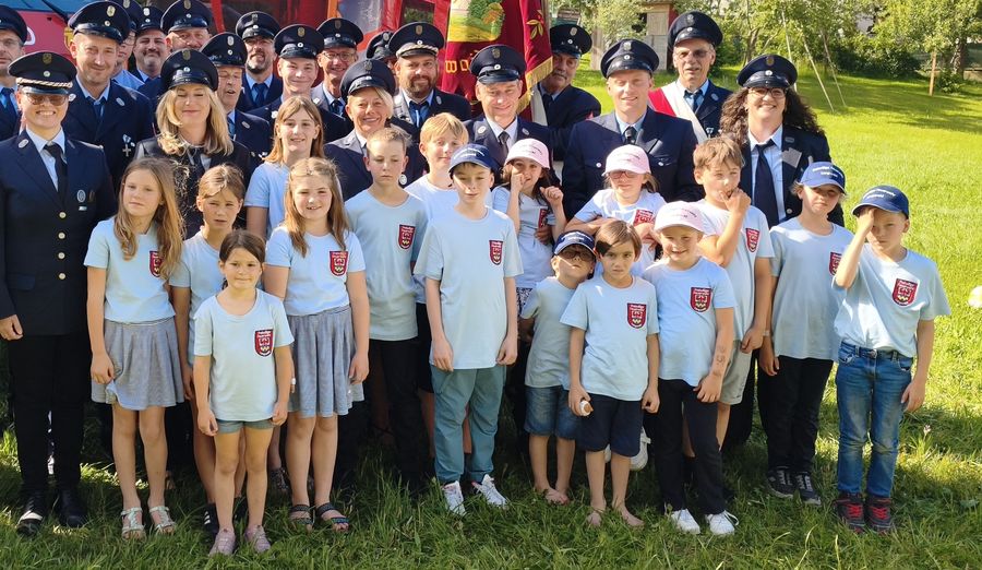 Die Kinderfeuerwehr Langwaid mit den Aktiven der Wehr
