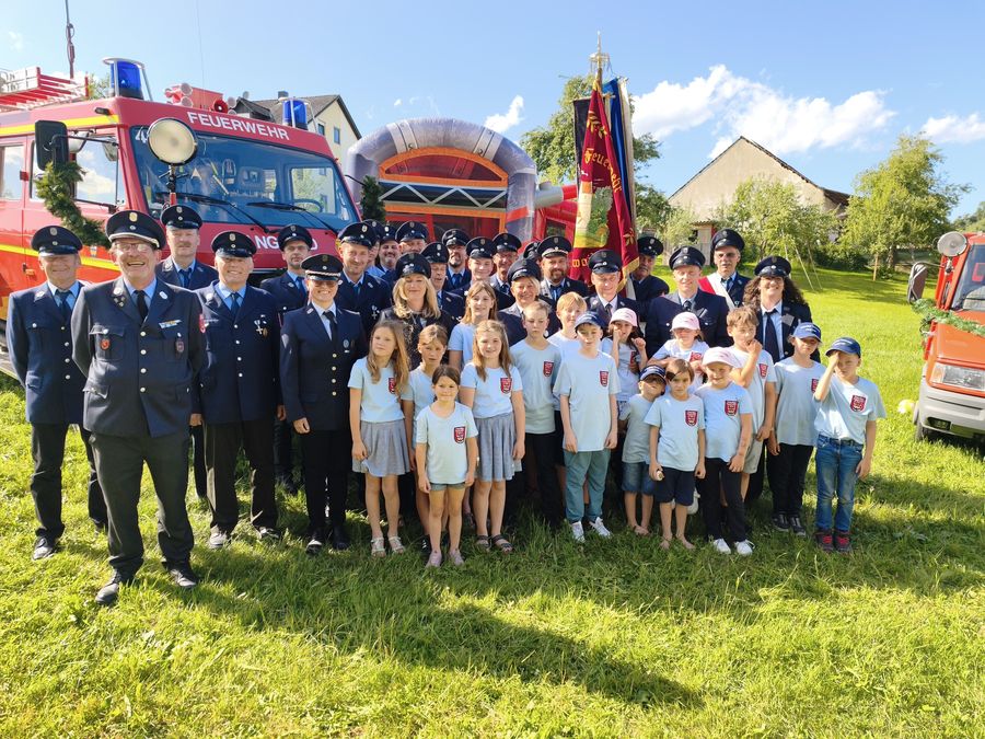 Die Freiwillige Feuerwehr Langwaid mit ihrer Kinder- und Jugendfeuerwehr vor dem Löschgruppenfahrzeug